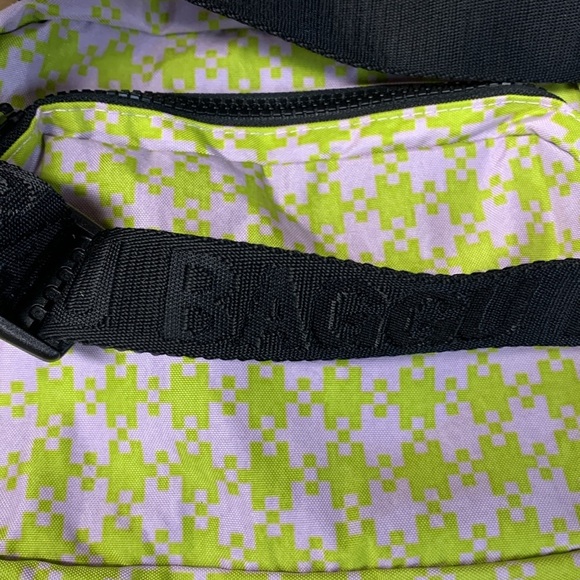 BAGGU Pistachio pixel Fanny pack new With Tags - Picture 3 of 7